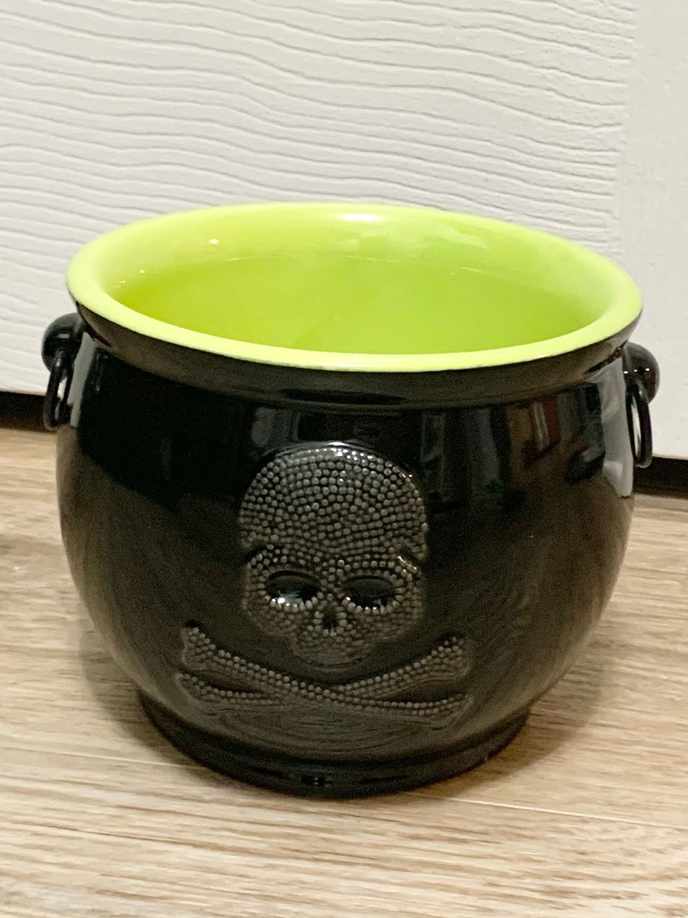 Yankee Candle Witch Cauldron Skull and Crossbones Halloween Witchy Decor